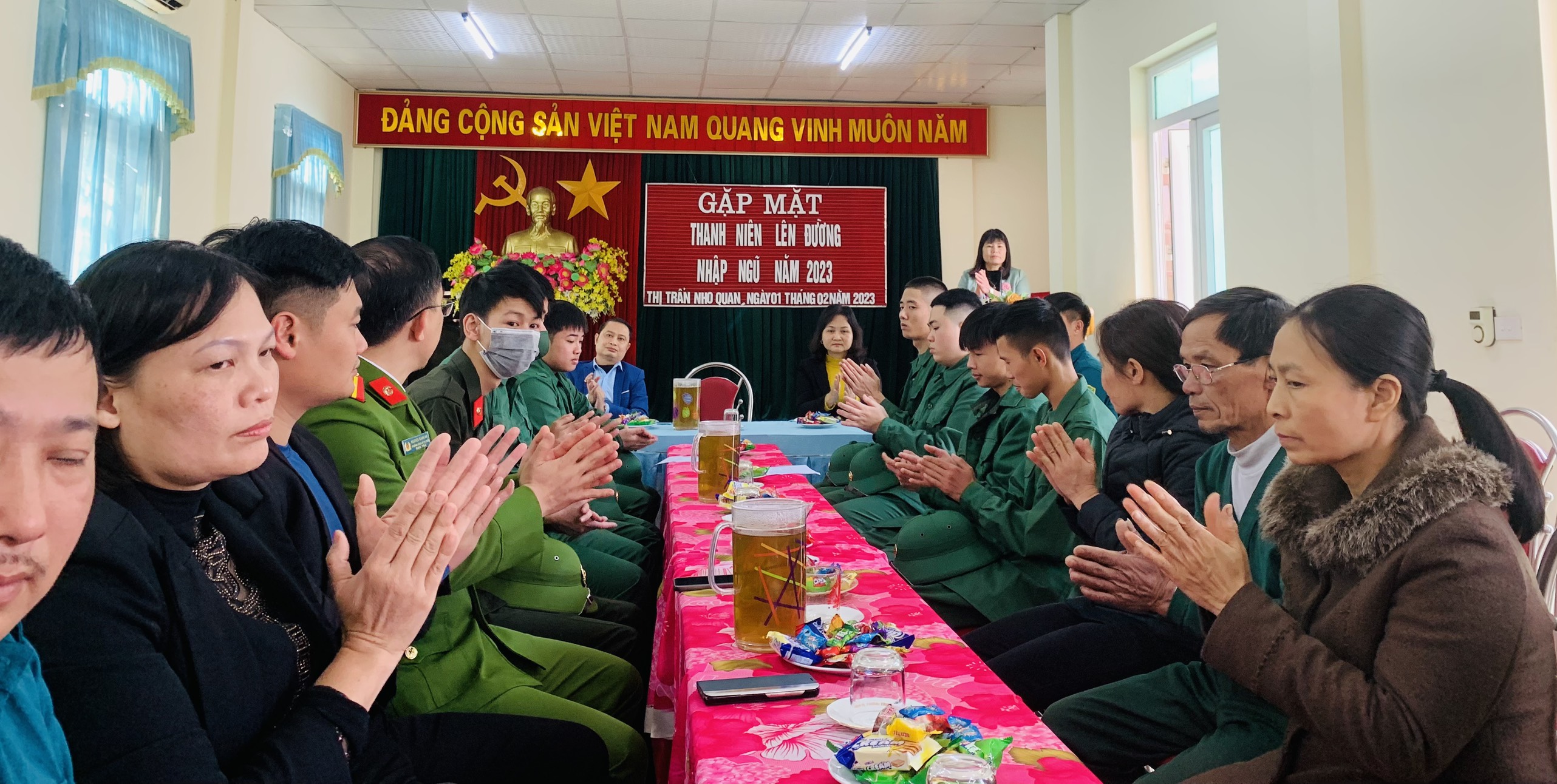 Đảng ủy, HĐND, UBND, UB.MTTQ, Hội đồng nghĩa vụ quân sự Thị trấn Nho Quan tổ chức gặp mặt, tặng quà động viên tân binh lên đường nhập ngũ